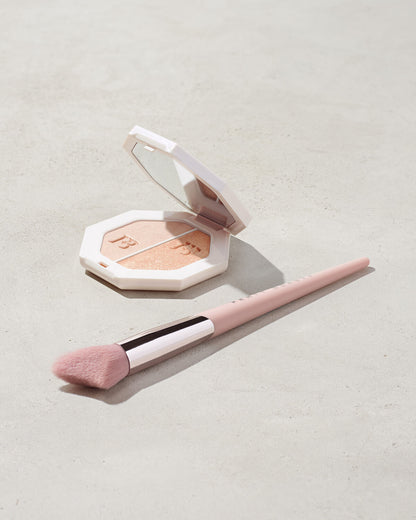 Cheek-Hugging Highlight Brush 120