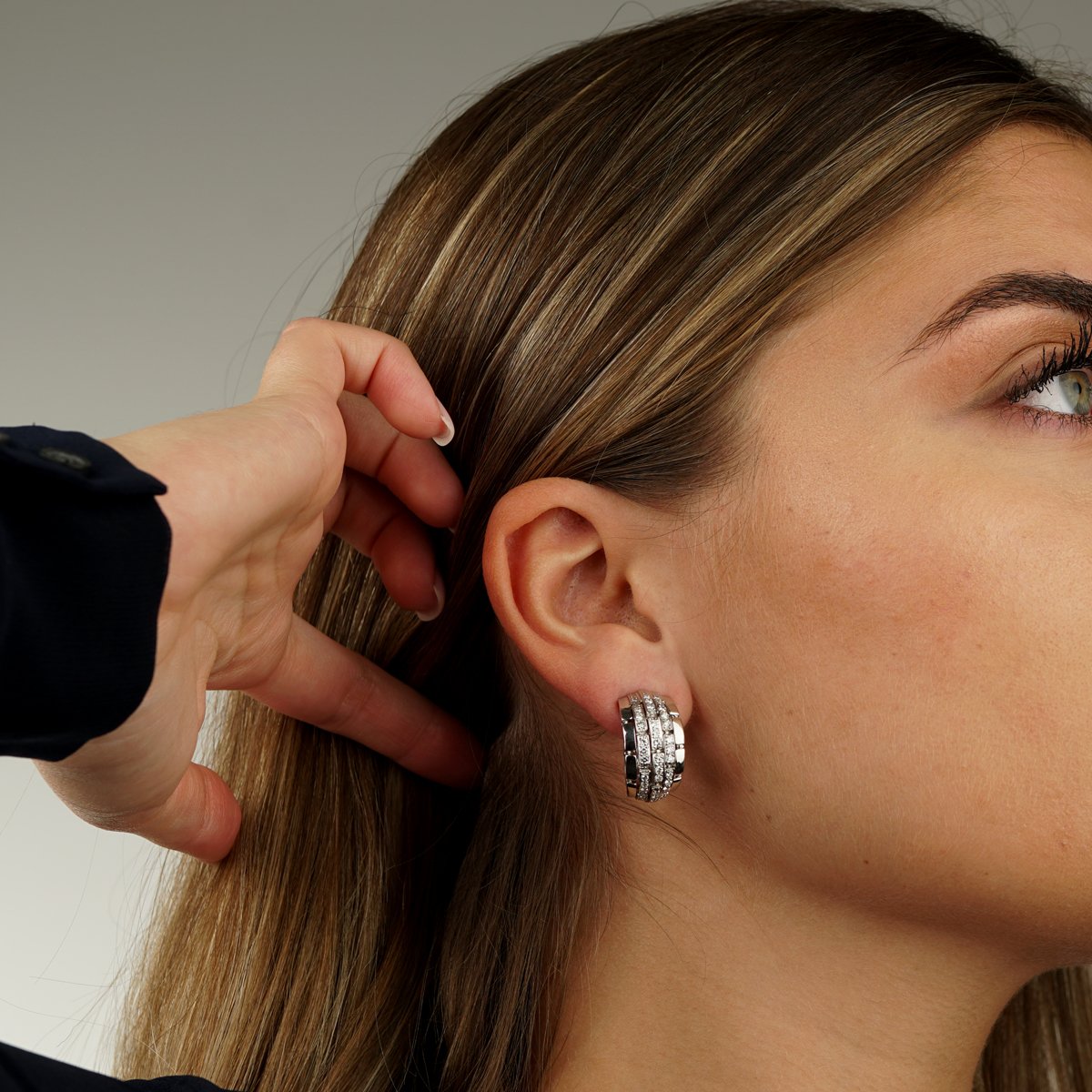 Carthttier Panthere Oriane Diamond 18k White Gold Hoop Earrings