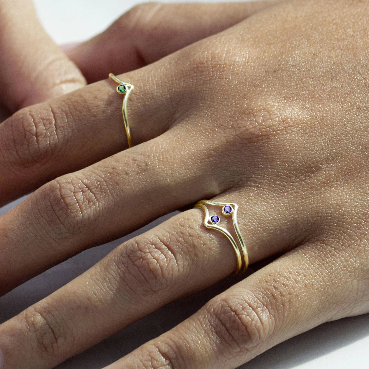 Emerald Ring in 925 Silver Chevron Band Birthstone Jewelry