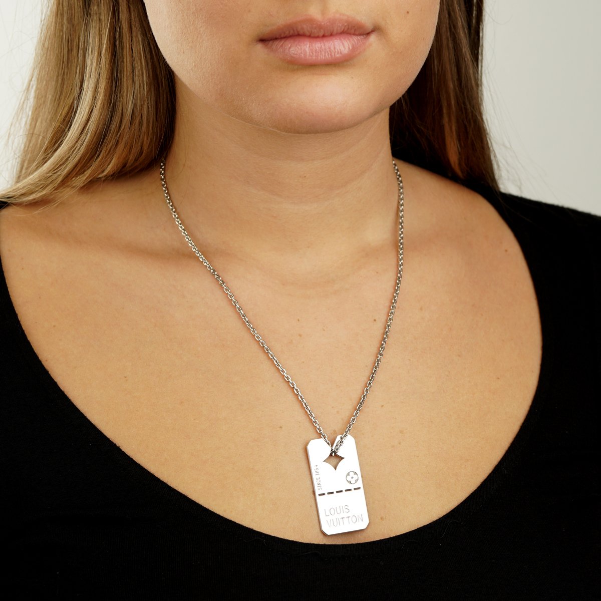 Lothtuis Vuithttton Dog Tag 18k White Gold Pendant Necklace