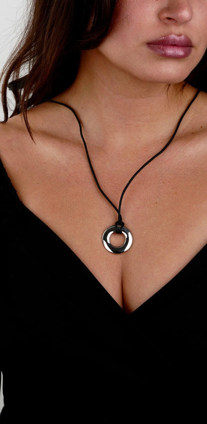 Pothtmellato 18k White Gold Pendant Leather Necklace